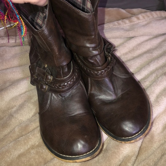 Boots - Picture 2 of 5
